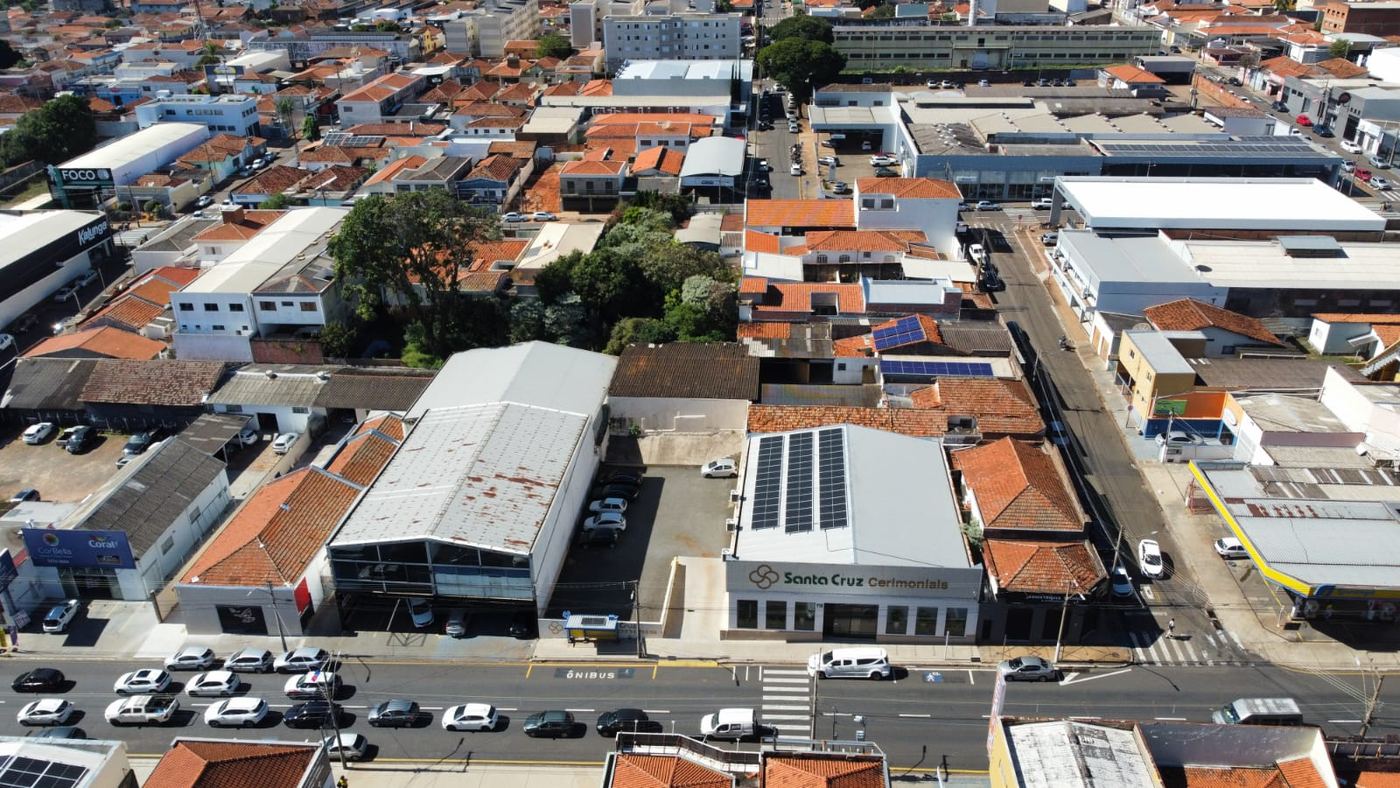 Vista aérea de telhados com sistemas fotovoltaicos