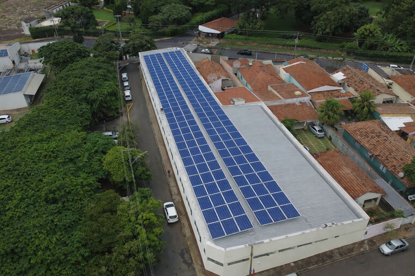 Vista aérea de telhado comercial coberto por módulos fotovoltaicos