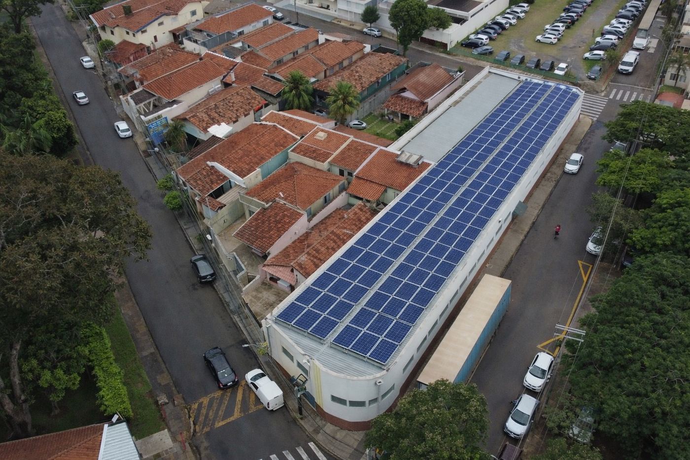 Vista aérea de cobertura comercial com módulos