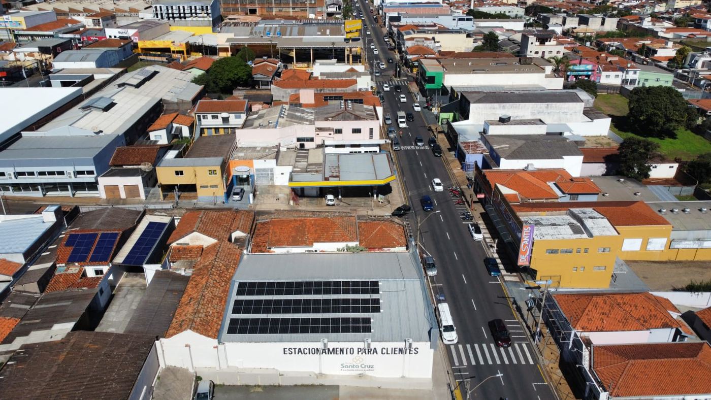 Vista aérea de comércio com módulos no telhado