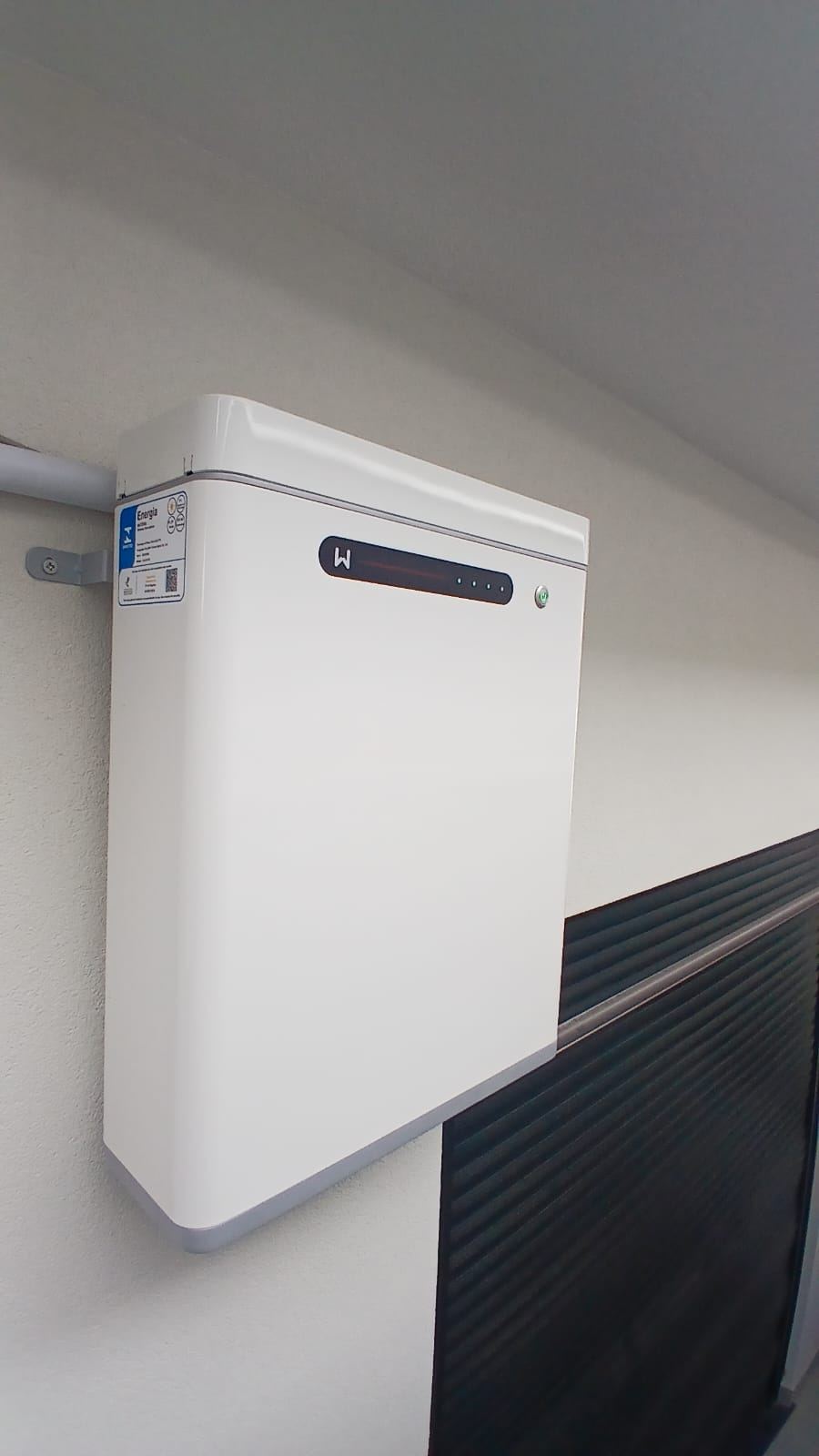 Módulo de bateria instalado em parede interna