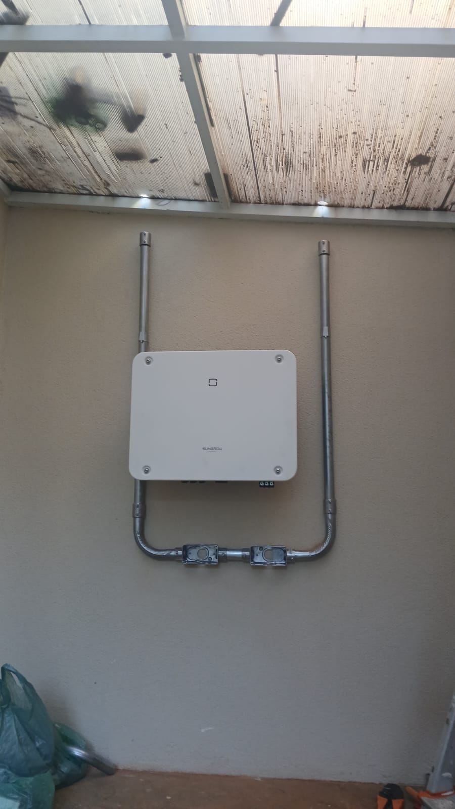 Inversor e eletrodutos instalados em parede externa
