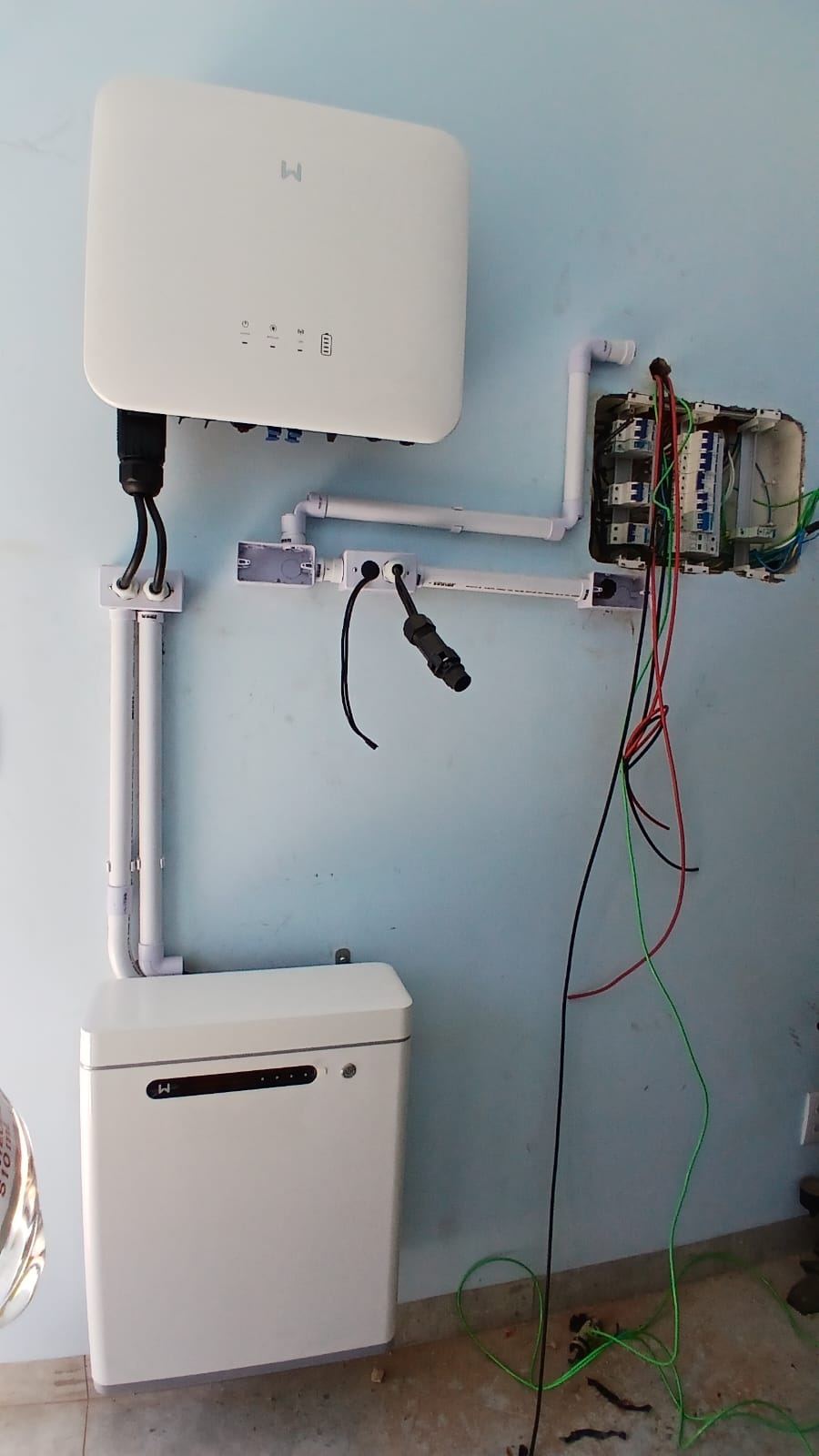Inversor e banco de baterias instalados na parede
