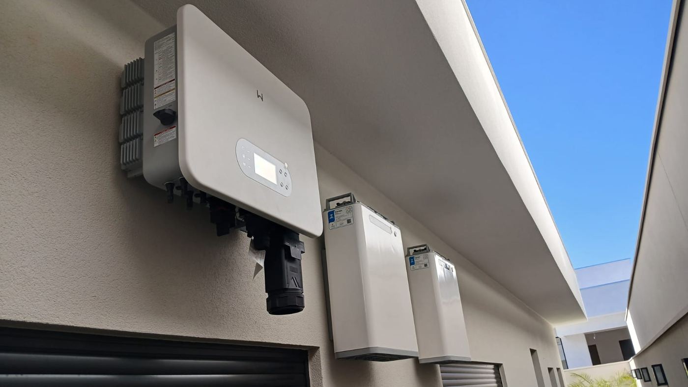 Vários inversores instalados lado a lado