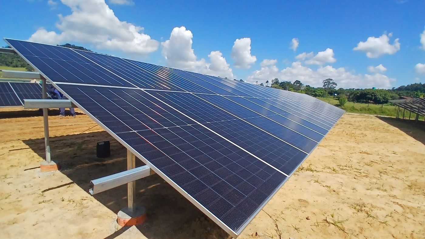 Arranjo de módulos fotovoltaicos montado em estrutura no solo