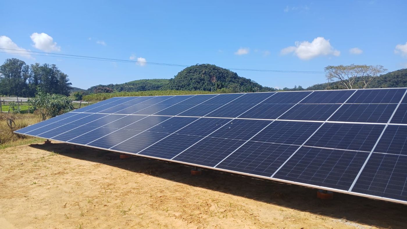 Estrutura de solo com módulos recém-instalados
