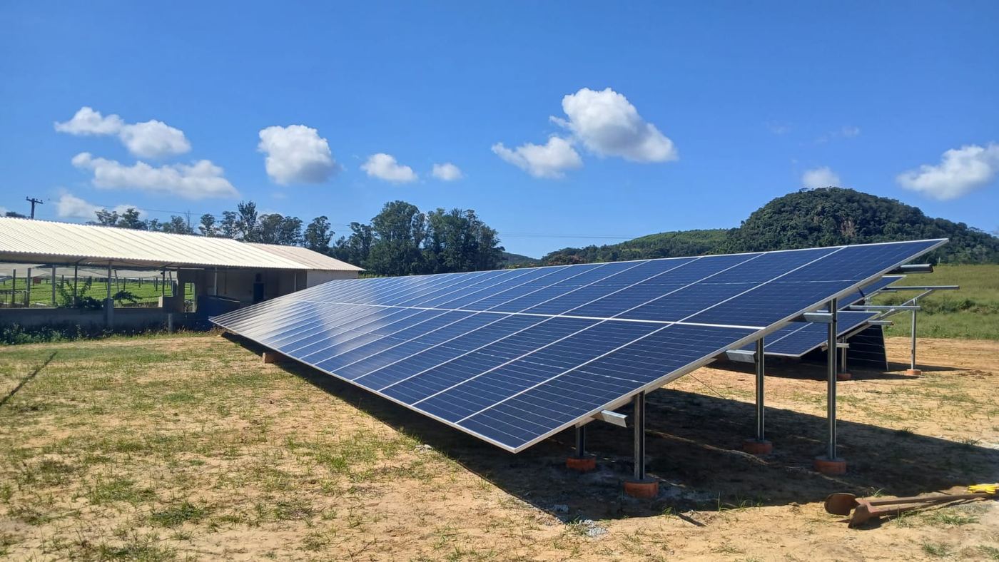 Usina em solo com vegetação ao redor